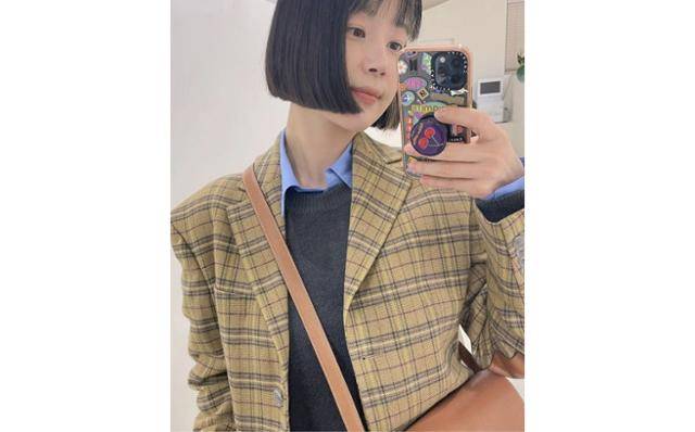 한지혜가 칼 단발로 단정하면서도 지적인 분위기를 자아냈다. 한지혜 SNS
