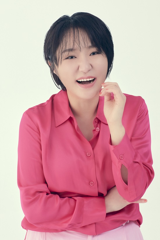 (Following [Ex Interview3]), actor Kim Hyun-Sook, who made headlines with a 14kg weight loss, told the story of the diet.SBS Mon-Tue drama In-house Match, which ended on the 5th, is an office romance full of thrills of a face genius and a woman who deceived her identity.The final episode of In-house Match was ranked first in Mon-Tue drama with 11.4% of ratings (based on Nielsen Koreas nationwide households).Kim Hyun-Sook played the role of Yeo Ui-ju, the first team manager of GO Food Retort Food Development, and played as a new styler by making a pleasant chemistry that can not be separated from Kim Se-jeong (Shin Ha-ri), Lim Gi-hong (Gye Bin), and Yoon Sang-jung (Kim Hye-ji).Kim Hyun-Sook, who met at the end of the in-house match, recently mentioned that he had collected topics with 14kg weight loss.He said, I did not know that makgeolli was so fat while living in Jeju Island, and I drank 10kg in 10 months.I think I can see that I have returned to my original shape through diet. Kim Hyun-Sook said: When I was in my 20s, I lost 5kg in a week, because I cant starve because Im old, I have to take care of my child, I have to act, Im a housewife.I didnt starve and took it long. I was too busy to catch up, so I was with the photo shoot. I think I needed a diet to play various roles after Young-aes death.Kim Hyun-Sook recently appeared with Son Hamin in the JTBC entertainment program Brave Solo Child Care - I Raise It (hereinafter referred to as I Raise It), sharing realistic stories about the daily life of single mothers, childbirth and child care, and offering sympathy and comfort.After the broadcast of I raise you, the netizens cheered him up with a response such as I am glad that I have a responsible and loving mother to Hamin, I am pretty son and healthy and happy, I will work hard and I will go through well.When asked about the reason why he decided to appear, he said, Son Hamin was very happy. He used to take Hamin to the set because he had never worked since he was a child.I saw my mother working here and saw her with her eyes, and she understood a lot and I was able to work proudly. When I was filming, the crew liked Hamin, and I enjoyed it. The staff was struggling because he was in good physical strength.Kim Hyun-Sook said, Actually, I needed money, I have been fraudulent three times so far, and I have lived as a family since I was 19 years old.I am the head of the house, so I work harder and in fact, even if the burnout came, I should have come a few times.I did not really want to raise it, but I was grateful to have liked it.Kim Hyun-Sook said: Theres nothing more desperate than a life sentence, thanks to the haemin, Im humbled and even smaller, I feel Thank You and happiness.I chose what I liked and I can earn money from what I like, so thank you.It is my goal to have a good and good influence through my favorite job, he said. It is a happy thing for me to be happy that many people are happy because of the in-house match.Finally, Kim Hyun-Sook said: I feel like Im getting a big energy because of the words I was happy, watching a lot of peoples feedback and thinking Thank You.I think I can find another one because I am talking about a good work. I think I can give you a lot of rewards if you expect a lot. Photo: Joey Entertainment, Kim Hyun-Sook SNS