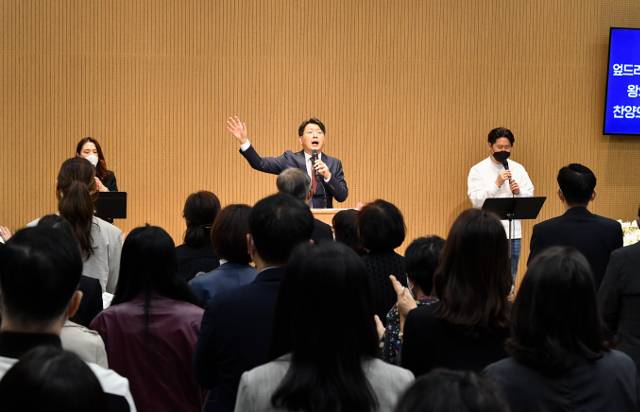 분당우리교회에서 분립된 새노래교회 우광민 목사와 성도들이 17일 경기도 수원 영통구 한 주상복합빌딩 1층에 마련된 새노래교회 예배당에서 설립예배를 드리고 있다. 수원=신석현