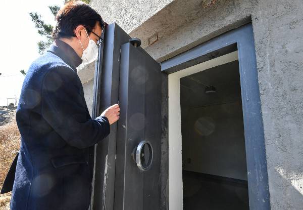 이태구 세종대 건축공학과 교수가 지난달 28일 충북 제천 의림지 인근 야산에 본인이 설치한 모형 방공호에서 외부 방폭문의 기능을 설명하고 있다. 제천=이한결 기자