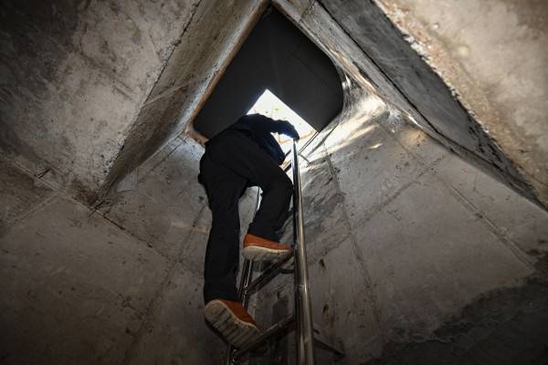 이태구 교수가 지난달 28일 충북 제천 의림지 인근 야산에 본인이 설치한 모형 방공호에서 비상 탈출 방법을 직접 보여주고 있다. 제천=이한결 기자