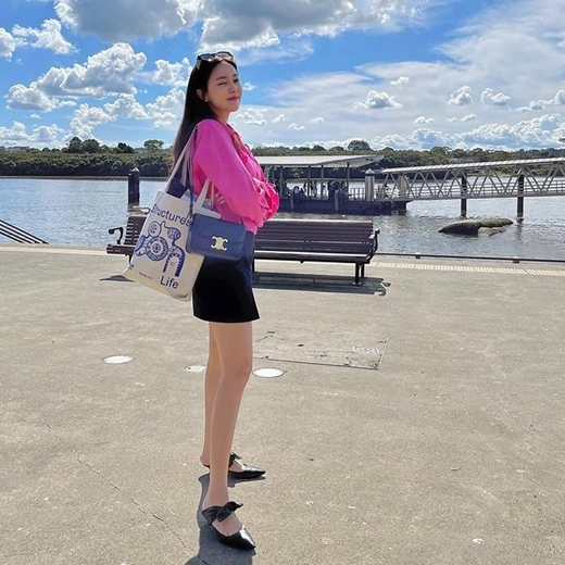 Singer Hyomin (32), who suddenly left for Netherlands, revealed his current situation.Hyomin posted several photos on Instagram on the 18th, saying Sydney in pink. These are recent photos taken in Netherlands.Hyomin, who is wearing a hot pink shirt and a mini skirt, enjoys a lot of leisure in Netherlands. It is admirable because it combines picturesque scenery such as Netherlandss clear and blue sky.It is also eye-catching that it is pictures taken outdoors without wearing a mask.Hyomin said, My original goal was language training, but I was afraid that it would be impossible for me to be afraid. I felt like I was warming up ... I dreamed of living in Netherlands for a month.