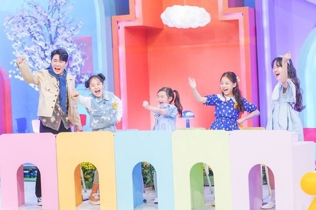 Members of Forsythia school were resilient to the appearance of the limited-edition daily team leader Yeong-tak and K.Will.In the 11th episode of forsythia school broadcasted on April 18, forsythia school Kim Dae-hyun - Lim Seo-won - Kim Taiyeon - Hwang Seung-a and Ryu Young-chae - An-yul - Lim Ji-min - Kim Yu-ha is Mr.Trot2 and National Singer teams will compete in a single game of Trot vs. K - POP, which has pride.Above all, the members of the forsythia are Mr.When I was given time to ask freely to K.Will, a gold master of the national singer, and a brilliant young man in Trot, he cheered, Yes! And he made a laugh by holding his hand to ask questions.First, Lim Seo-won, a former Miss Trot2, told Young-tak, Mr.When I was screened at Trot2, I asked him what he felt about his first stage. Young-tak said, I can not dance and sing, but I can not breathe and have a perfect stage. I can really be a pretty singer who grows well in the future.Lim Ji-min, a former national singer, recalled that he did not hear K.Wills review during the Wow stage, which he showed at the National Singer, and asked a question that he said, I want to hear it now.K.Will said, Lets see, lets recall memories four months ago ... and wittyly said, It was so perfect. Kim Yu-ha envied everyone with envy, saying, It is the best praise and praise!Young-tak and Kim Taeyeon then set up a duet stage with Young-taks solo song, Going to Eat Overturn, to rob the eye.The members of the forsythia were not able to control the excitement of boiling in the addictive rhythm, and the emperor Boom of the adverbs laughed at the ridiculous performance of the childrens mouth by cutting the abalone with a knife to express the songs lyrics, Come to eat the abalone.Moreover, Kim Taeyeon was fed up with the adverb that Yeongtak spit out during the stage, and once again he made everyone go.After the song, Young-tak got the response of the children, saying, My uncle will buy all the abalone dishes later! And K. Will, who listened to it, said, I will buy beef for abalone!In addition, K.Will, a luxury honey voice, also attracted the cheers of the forsythia by emitting the deadly pale color charm.K.Will showed a high-end beatbox without hesitation in a request to show his personal period and made him exhale the elasticity of Is not this a sound source?At this time, Mr. Boom pulled his youngest Kim Yu-ha and asked him to think it was a school song and dance. The youngest Kim Yu-ha was ashamed for a while and then showed a step that could not be taken off his eyes.