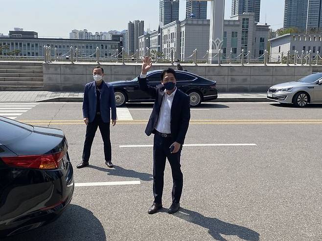 지난 15일 퇴직 신고를 마치고 기자들과 직원들의 배웅을 받으며 국방부를 떠나는 부승찬 전 대변인.