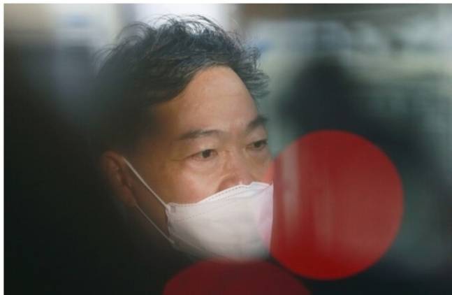 김오수 검찰총장이 박병석 국회의장에게 검찰 수사권 완전 박탈 입법 추진의 부당성을 호소하기 위해 15일 오전 국회에 들어서며 취재진의 질문에 답하고 있다. 공동취재