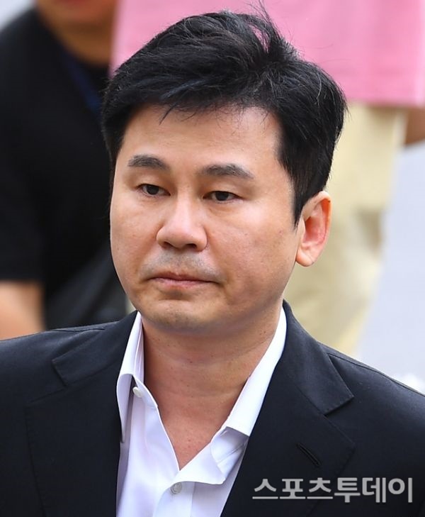 Yang Hyun-suk, former YG Entertainment representative, was again in the nomask.On the afternoon of the 18th, the 23rd Division of Criminal Settlement of the Seoul Central District Court opened a third trial on charges of violating the law on specific crime punishment of Yang Hyun-suk (Blackmail – Cinémix Par Chloé).Yang Hyun-suk is accused of conciliating Mr Han, a public interest informant, to defame the Drug allegations of Maddouh Elsbiay in 2016, and for doing blackmail – Cinémix Par Chloé.Yang Hyun-suk denies the allegations.Yang Hyun-suk had a rumor since court appearance; Yang Hyun-suk entered the courthouse, under the protection of a bodyguard after getting out of the car.The problem was his face condition: unlike the people around him wearing masks, Yang Hyun-suk passed the reporters in a nomask condition.He didnt take off his mask for a while, nor did he have it in his hand; he went into the courthouse without the mask.Although the distance has been completely lifted from this day, it is still mandatory to wear a mask.Moreover, Yang Hyun-suk has already been involved in a controversy with Nomask recently.Yang Hyun-suk was previously questioned at a treasure concert held on the 10th, when he watched without wearing a mask; the venue is also obliged to wear a mask.In particular, the controversy grew because YG Entertainment, a subsidiary company, announced in advance that the audience who violates the anti-virus rules can take action.The complaints of the netizens were poured into the Nambu preference regulation, which is generous only to Yang Hyun-suk.Despite this, Yang Hyun-suk also brought the blame to himself with nomask.It is pointed out that Yang Hyun-suk, who repeats the same controversy as the appearance, does not wear a on purpose mask.There is also a self-contained reaction that I will do what I want to do whether others blame or not.