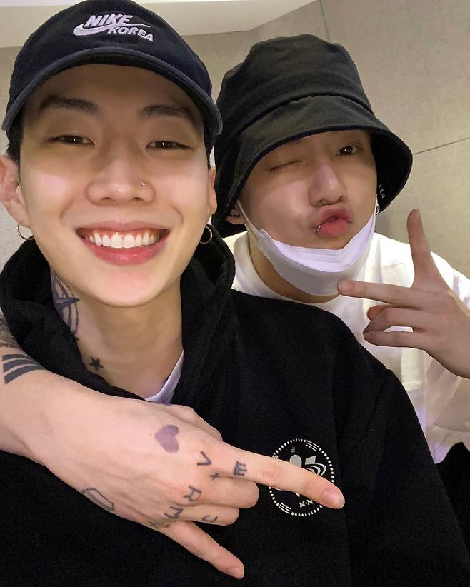 Singer Jay Park was interested in BTS Jungkooks two-shot.Jay Park posted a photo on his 19th day of his instagram saying, Minds are humble and trying to keep developing. A wonderful man. Even boxing is good.The nice man Jay Park praised was BTS Jungkook.Jay Park shared a photo with Jungkook in the studio, and the two made a friendly appearance, including a shoulder comrade.In particular, Jay Park and Jungkook were impressed by their warm visuals, such as a bright smile or a charming look.Jay Park then said: Since I met Jungkook I have been able to make sure they are loved a lot: humble, ambitious and talented.(After I Met Jk i can Definitely can see why they get so much love.Humble ambitious and Talented), he added.Meanwhile, Jay Park released a new digital single GANADARA, which IU participated in last months feature, and is continuing its unique activities such as launching a soju brand.