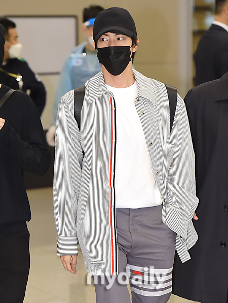 BTS return home sufficient compensation for 16-hour waitGroup BTS returned home from United States of America performance through Incheon International Airport on the morning of the 19th.Starting at 6:30 am Suga, V, Jean, Jimin, Jessie J-hop and Jungkook appeared side by side.A fan who took the front seat of the arrival hall said that he had settled down to see BTS from 2 pm the day before.BTS return home was well rewarded with 16-hour waits with colorful fashion and various responses to Amy.BTS successfully completed the performance of BTS PERMISSION TO DANCE ON STAGE - LAS VEGAS held at the United States of America Las Vegas Alliance Stadium on the 16th (local time).Through a four-day face-to-face concert, we met about 200,000 Amy (ARMY) at the venue alone, and the last days performance, which was also broadcast live on online streaming, was watched by about 402,000 people in 182 countries/regions.In addition, this BTS PRMISSION TO DANCE ON STAGE - LAS VEGAS, the event LIVE PLAY, which allows you to watch performances live on the big screen installed at the MGM Grand Garden Arena, The total number of audiences in the first and fourth performances was about 22,000.▲ Suga at the forefront of returning home. I look at the fan with a gentle gaze.▲ After V, Jimin and Jin are leaving the entrance hall side by side.▲ Band-Aids attract attention to Vs legs, which hurt his legs during the performance.▲ Jean in a hat is a wonderful airport fashion.▲ Gimin also Gimnie, cute Binnie fashion GiminJessie J Hop, who responds with her arms up to Amys cheers.▲ Jungkooks step to speed up the joy of returning home.