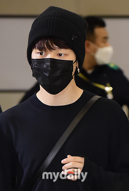 BTS return home sufficient compensation for 16-hour waitGroup BTS returned home from United States of America performance through Incheon International Airport on the morning of the 19th.Starting at 6:30 am Suga, V, Jean, Jimin, Jessie J-hop and Jungkook appeared side by side.A fan who took the front seat of the arrival hall said that he had settled down to see BTS from 2 pm the day before.BTS return home was well rewarded with 16-hour waits with colorful fashion and various responses to Amy.BTS successfully completed the performance of BTS PERMISSION TO DANCE ON STAGE - LAS VEGAS held at the United States of America Las Vegas Alliance Stadium on the 16th (local time).Through a four-day face-to-face concert, we met about 200,000 Amy (ARMY) at the venue alone, and the last days performance, which was also broadcast live on online streaming, was watched by about 402,000 people in 182 countries/regions.In addition, this BTS PRMISSION TO DANCE ON STAGE - LAS VEGAS, the event LIVE PLAY, which allows you to watch performances live on the big screen installed at the MGM Grand Garden Arena, The total number of audiences in the first and fourth performances was about 22,000.▲ Suga at the forefront of returning home. I look at the fan with a gentle gaze.▲ After V, Jimin and Jin are leaving the entrance hall side by side.▲ Band-Aids attract attention to Vs legs, which hurt his legs during the performance.▲ Jean in a hat is a wonderful airport fashion.▲ Gimin also Gimnie, cute Binnie fashion GiminJessie J Hop, who responds with her arms up to Amys cheers.▲ Jungkooks step to speed up the joy of returning home.