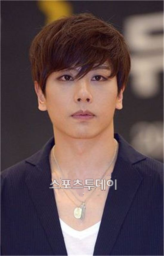 Singer Park Hyo Shin is in a legal dispute with his agency Glove Entertainment.The fourth repeated Park Hyo Shin and the conflict with his agency have been continuing the netizens struggle.Recently, Park Hyo Shin has confessed that he is in a dispute with his agency through his fan club homepage.I could not even imagine that I would not be able to do anything since the performance in 2019, he said. The settlement money that has been delayed a little since then has not been added to the concert settlement, and over the past three years, I have reached a situation where I can not receive the music revenue and exclusive contract money.I tried hard to solve the situation as smoothly as possible, but I only repeated the waiting time and lengthened it.In the end, I decided that I could not be with my agency anymore. I was so sick and resentful of myself in this work again, so I was trapped all day long in a foolish and stupid idea that I could not stand in front of you.Park Hyo Shin has been at the centre of controversy over frequent legal disputes since his debut; this is already the fourth time a conflict between his agency has been reached.In addition, Park Hyo Shin has been accused twice of fraud and other charges.Park Hyo Shin signed an exclusive contract with the Nissy Entertainment Group in 2005, but the following year Nissy Entertainment filed a lawsuit against Park Hyo Shin and his manager for a 1 billion won contract return.Eventually, after the agreement, Park Hyo Shin returned the full amount of the down payment, and both sides dropped the cow.He also had a conflict with his personal interstage, which he filed a lawsuit against the interstage company for damages of 3 billion won in 2010, which unilaterally destroyed the exclusive contract.Park Hyo Shin claimed that Interstage had faked his seal and committed fraud, but the court ruled that Park Hyo Shin should pay 1.5 billion won.Park Hyo Shin then moved to Jellyfish Entertainment.Park Hyo Shin applied for general rehabilitation but failed to complete the regeneration process, and Park Hyo Shin liquidated Interstages debt with the help of Jellyfish Entertainment.However, Interstage sued Park Hyo Shin in 2014 for alleged exoneration of forced execution for concealing property to avoid forced execution, and Park Hyo Shin was fined 2 million won in 2015.Among them, Park Hyo Shin once again announced the news of the legal dispute with his current agency, Glove Entertainment.The reactions of the netizens to this are mixed.The argument that Park Hyo Shin is Victims and Park Hyo Shins subsequent history of defendants is also facing a tight argument that Park Hyo Shin may have problems.As there is no position of glove entertainment, the cautious opinion that both words should be heard is also raised, but glove entertainment is not taking a particular position.Im not even in touch.