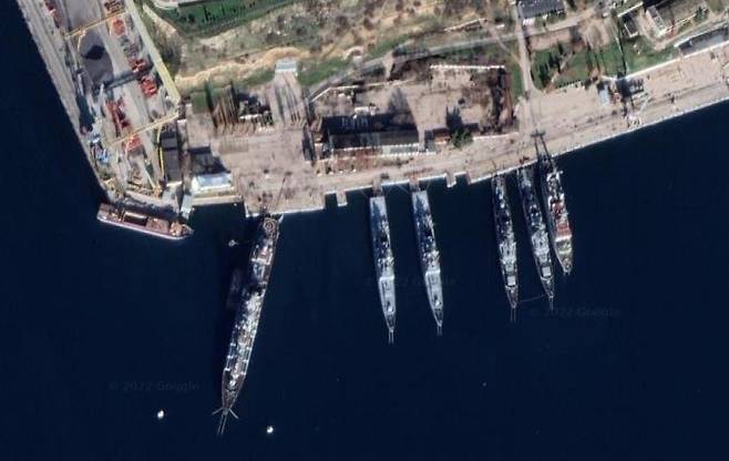 우크라이나 크림반도 세바스토폴의 항구에 정박한 러시아 군함  [구글맵 캡처. 재판매 및 DB금지]