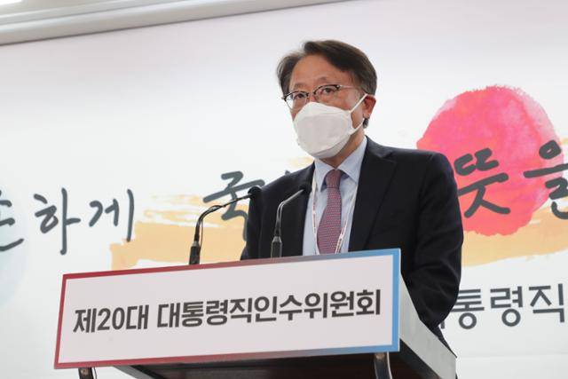 경제1분과 신성환 인수위원이 21일 서울 종로구 통의동 인수위 기자회견장에서 ‘주택연금 활성화’ 관련 브리핑을 하고 있다. 인수위사진기자단