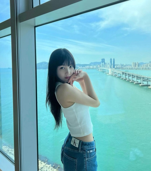 Girl Group Red Velvet member Joy (real name Park Soo-young and 25) boasted her innocent beauty.On the afternoon of the 21st, Joys Instagram posted a short rest and several photos.Joy wore a white sleeveless T-shirt and wide jeans, which were more beautiful in simple fashion, and her slick legs were also admiring.Especially in the background of the sea, Joy is a recent story. A refreshing charm catches the eye at once.Meanwhile, Red Velvet, which Joy belongs to, released and acted on the 21st of last month with his new mini album The Reve Festival 2022 - Phil My Rhythm.Joy is in love with singer Crush (real name Shin Hyo-seop and 29).