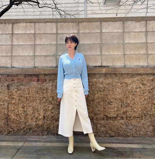 Actor Song Ji-hyo closes Short Cuts controversyOn the afternoon of the 21st, Song Ji-hyo posted several self-portraits on personal SNS.In the photo, Song Ji-hyo matches a white long skirt with a bright light blue cardigan and completes a fresh spring atmosphere.Song Ji-hyo covered the sunlight with one hand as if it were snowy in the warm sunshine and emphasized an aura like a movie poster.Song Ji-hyo also boasted a body that is as good as a top model with a smallpox and a unique volume of physicals just before the extinction.Meanwhile, Song Ji-hyo is currently appearing on SBS Running Man.Song Ji-hyo SNS