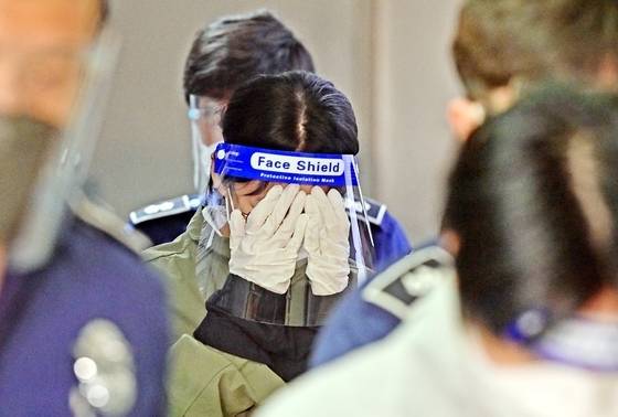 ‘계곡 살인 사건’ 피의자 이은해(31)가 지난 19일 오후 구속 전 피의자 심문(영장실질심사)을 받기 위해 인천시 미추홀구 인천지방법원으로 들어서고 있다. 인천=연합뉴스