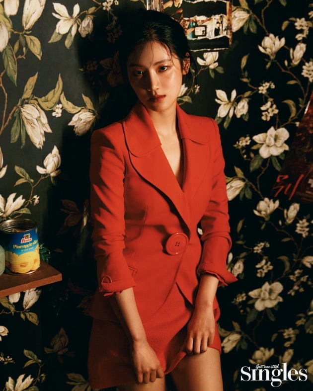 Lifestyle magazine Singles has released an alluring visual picture of actor Park Joo-hyun of the drama 439km to you.Park Joo-hyun in the picture, unlike the modest appearance in the drama, captivated with colorful accessories, dresses and dark makeup.I stared at the camera with sexy eyes, and the back door that made the filming scene hot.Especially in this picture, I expressed the spring when I met red bloom by matching a black dress of back point and an intense red jacket.In addition, he completed Park Joo-hyuns picture with a unique aura that captivated his eyes.Park Joo-hyun played the role of badminton player Park Tai-yang in KBS 2TV new drama 493km speed to you.Except for her debut films Wifes Bed and Ban-University, she starred in Human Class, Zombie Detective, Mouse, and 493km speed to you. Most of her roles were received through Audition.Park Joo-hyun commented on the Audition know-how, I do not want to reveal Park Joo-hyun.I do not catch the synchro rate with the character 100% close, but I am working on the audition itself.It seems to gain the trust of the director and the artist in the way of worrying and analyzing the characters. She tries more than anyone during filming, especially when she takes on a role, she is so immersed in the character that she spends her daily life in costumes that fit the role during filming.This work also did not put on badminton at the break time, wearing a pair of jeans that I liked to immerse myself in badminton players, wearing training suits.He added that the actors life is good because he is satisfied with the good result by doing his best as he moves.
