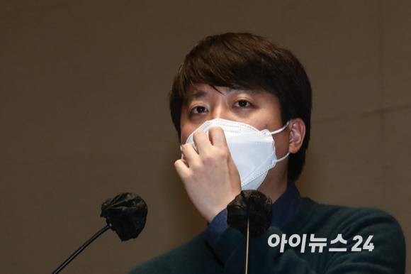 국민의힘 이준석 대표가 서울 여의도 국회에서 열린 의원총회에 참석해 발언하고 있다.