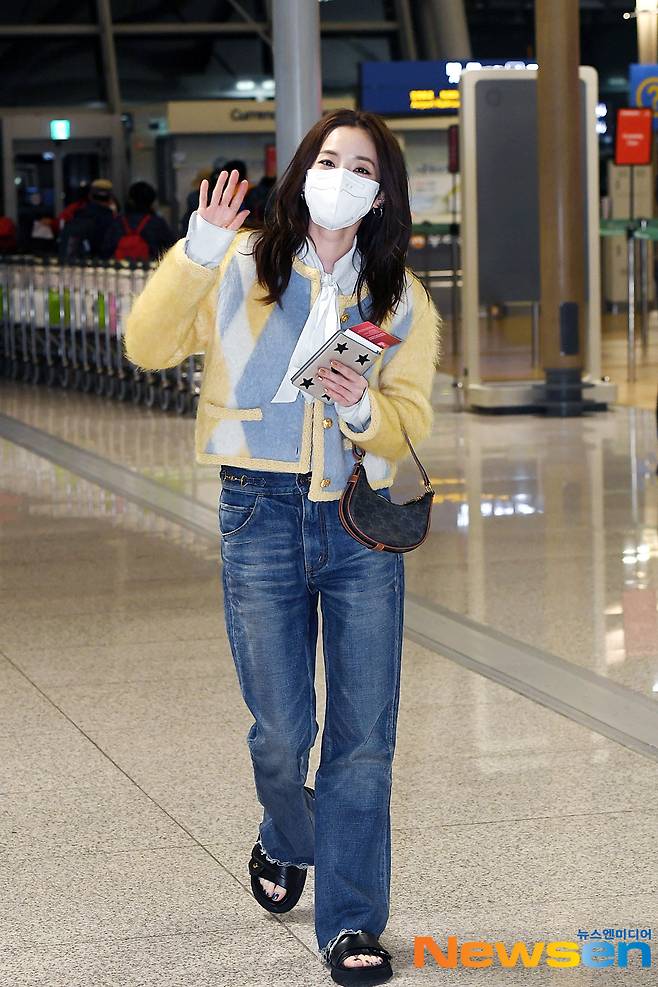 2NE1 (Two Ani One) member Sandara Park departs for Dubai for overseas schedule attendance through the first passenger terminal at Incheon International Airport in Unseo-dong, Jung-gu, Incheon, on the afternoon of April 22.