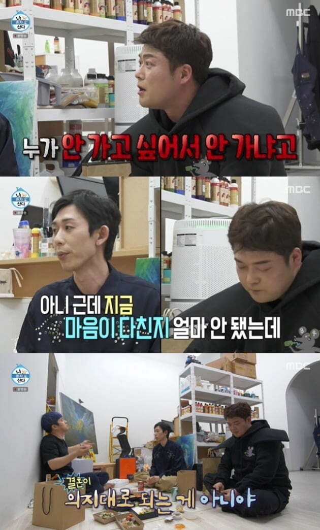 Even after the breakup with Lee Hye-sung, the broadcaster Jun Hyon-moo continues to be extraordinary. The entertainer who is comically portrayed as an entertainment material is bitter.On MBC I Live Alone broadcast on the 22nd, Jun Hyon-moo visited Kian8484 exhibition with Code Kunst.Jun Hyon-moo was the last guest of the Code Kunst and Kian8484 solo exhibition and was in the backseat after watching the exhibition.While we were drinking together, Kian8484 asked Jun Hyon-moo a surprise question: Is your brother not going to be a long-term man? Jun Hyon-moo said.Im irritated. Who doesnt want to go? Cord Kunst worried about Jun Hyon-moo, saying, My heart is just hurt.Kian8484 said, What do you do if you make a lot of money and buy a house and buy a car?I want my brother to go to the house, he mumbled, I do not want to go to a two-to-two double meeting. Jun Hyon-moo said, Screw me.I laughed at Kim Kwang-kyu, and now I am Kim Kwang-kyu, and I did not know I was doing this until my mid-40s.Marriage is not my will, he chewed on the ginseng roots in the ginseng wine. Jun Hyon-moo lay on the floor of the workshop.Jun Hyon-moo indirectly mentioned the breakup with Lee Hye-sung in I Live Alone broadcast on March 11th. On the opening day, Park Na-rae and Kiga Korona 19 were absent from the recording due to confirmation of the recording. Jun Hyon-moo, Honey Jay, Lee Eun-ji and Kian8484 appeared.The atmosphere is very strange for a long time, I feel like I have a little tooth missing, said Kian8484.Lee Eun-ji pranked, Isnt it possible to feel like a couple date because there are four?Kian8484 said, It is now possible, a couple date, looking at Jun Hyon-moo, who broke up with Lee Hye-sung.What is it possible now? laughed Jun Hyon-moo, who was surprised, saying, It was not meant to be.Jun Hyon-moo admitted to splitting with Lee Hye-sung, his second public-devoted opponent, in February.The two people from KBS announcer who overcame the age difference of 15 years old were extraordinary throughout their devotion.At the same time, interest and support were poured into the two people who started public love in November 2019, and there were many eyes of concern.Jun Hyon-moo started another public love affair in about eight months after the breakup with model Han Hye-jin in March of that year.At the time, Lee Hye-sung said, I am worried that it will seem like a lot of trouble. Still, the two volunteered together, and showed off their affection for each other by pressing SNS Likes.Although the marriage was wandering, the two eventually broke up, and Jun Hyon-moo returned to the whole member of I live alone.Fellows who use the actors sick love affair are also a problem, but Jun Hyon-moo is also making it a sneaky comic.As a broadcaster who does not want to blush his face as a personal history, he showed his spirituality as an entertainer who uses professionality and separation as entertainment materials.This is why angry is seen as continuing as in love after separation.The second public devotion is over and the public devotion is not baked and disappears, but there is no need to repeat the fact of separation, either directly or indirectly.Unless you are going to use your sick love story as a laughing matter.