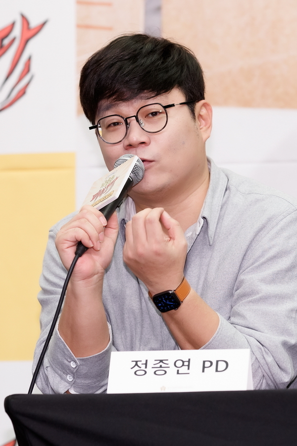 Seoul) = Star entertainment producers are leaving the station.Recently, TVN PDs successive Lee Juck news is heard.Min Chul-ki PD, who directed the entertainment Mom Idol which ended in February, was Lee Juck on JTBC, and Kim Min-seok PD and Park Geun-hyung PD, who announced their names as You Quiz on the Block (hereinafter referred to as You Quiz on the Block, are discussing Lee Juck with JTBC.Jung Jong-yeon PD, who directed Heat films such as Girls and Big Escape, and Lee Tae-kyung PD, who is famous for Amazing Saturday, have recently expressed their gratitude to CJ ENM.This year, MBC signboard Kim Tae-ho PD, who directed Infinite Top Model and What do you do when you play?, left and established a production company.Go Dong-wan PD, who has been attracting attention in the web entertainment boom by directing Workman and Nego King, will move to OTBI, a multi-platform production company, and go on a new Top Model.Kwon Jae-young PD, who led the KBS longevity entertainment Endless Masterpiece for a long time, Lee Juck as A9 media, and Jang Siwon PD, who directed Urban Fisherman, established a label under JTBC after leaving.Mun Kyung Tae PD, who made Mistrot season 1 in TV Chosun, moved to MBN.Until the 2000s, Lee Juck of broadcaster PDs was not common.Those who entered the broadcasting company through the bond test regarded the company as a lifetime workplace and it was not uncommon for PD individual brand Power to grow even if they made Heat.However, as the multi-platform and multi-channel era began, the contents themselves became more important than the broadcasters, and the presence of the producer PD became bigger and the star PD began to appear.Lee Juck was also positively accepted as the big PDs of the brand Power went on the new Top Model.Now PDs departure from the network and Lee Juck are no longer surprising news.Star PDs who have created popular entertainment programs or names have once been surrounded by Lee Juck.That much opportunity is given, and PDs also do not look negatively at Lee Juck.Prominent PDs have no hesitation about starting a new place if they meet a good opportunity.What is the most influential factor for PDs Lee Juck? The atmosphere of freely producing content is considered to be a big factor compared to broadcasters.An official of the broadcasting industry said, There may be restrictions on making content relatively in broadcasting stations. Nowadays, there are various platforms and PDs who want to be more recognized for their ability because they can freely do what they want to do. He said.One of the reasons is that the platforms that can supply content such as OTT and YouTube have diversified.Another official said, Nowadays, there are so many broadcasters, and there are OTTs such as Netflix, Whatcha, and Teabing, so there are many places where PDs can go.Choices have been expanded, he said. There are many PDs who do Choices that suit them considering the production environment, treatment, and prospects for the future. There was also the opinion that the platform to supply content is diversified and such environments are created, so people who want to make their own contents come out.An industry expert said: TV is a world where legacy media has become: ratings drop day by day, and fewer viewers are shooting their own rooms.I would like to create a young sensory program, but the direction of the broadcaster is not right, or there may be a limit to the existing channel.The change in the PD labor market will accelerate in the future, and it is not a big news for PDs to move broadcasters.In this regard, Chung Duk-hyun, a critic, said, As a new platform emerges and opportunities are opened, PD has a desire to try thirst that has not been solved in the established platform in a new place. He said.Now the broadcaster has no meaning.I want to move to a production company these days, he said. This phenomenon will continue for the time being as PDs who want to grow in the Scout war continue to deviate.
