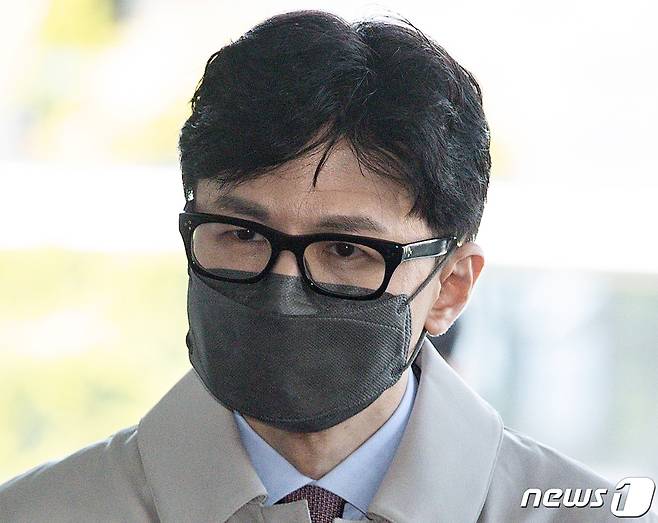 한동훈 법무부 장관 후보자가 15일 서울 서초동 서울고검에 마련된 인사청문회 준비단 사무실로 출근하며 취재진 질문에 답하고 있다. 2022.4.15/뉴스1 © News1 유승관 기자