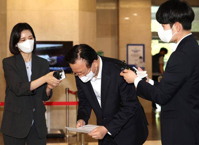 정호영 보건복지부 장관 후보자가 22일 오전 서울 서대문구 국민연금공단 충정로 사옥에 마련된 국회 인사청문회 준비 사무실로 출근, 입장을 말한 뒤 고개 숙여 인사하고 있다. 정 후보자는 아들에 대해 신촌 세브란스병원에서 재검증을 한 결과 2015년 4급 판정 사유와 동일한 결과가 나왔다고 설명했다. 연합뉴스