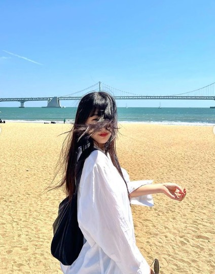 RED Velvet Joy showed off the charm of the mother juice prize.Joy posted several photos with his wave emoticons on his instagram on the 23rd.The photo shows Joy posing on the beach.Joy, who wears a white shirt and jeans and has a long straight hair in the wind, attracts attention with his youthful charm as well as bold shoulder and chic charm.On the other hand, Joys red Velvet released a new mini album The ReVe Festival 2022 - Feel My Rhythm on the 21st of last month.