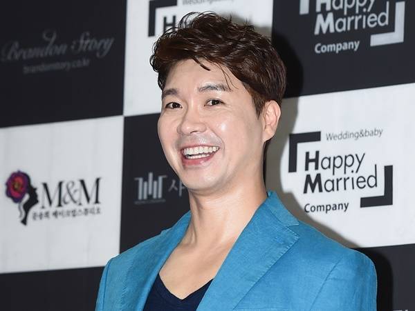방송인 박수홍 친형의 횡령과 친형가족의 횡포. 최근 친형과 형수가 박수홍 명의로 무려 8개의 사망보험에 가입했다는 추가 사실까지 알려지며 파장이 일고 있다. 사진은 방송인 박수홍이 한 행사에 참석한 모습. /사진=뉴스1