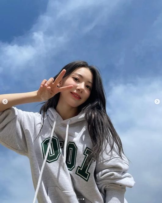 Miyawaki Sakura, who is about to debut with group LE SSERAFIM, boasted center beauty.On the 24th, Miyawaki Sakura posted a picture on his instagram with an article entitled Spring or Summer.The photo shows Sakura taking a picture under a clear sky.Sakura poses in various ways, including a long black-dyed hair hanging down and making a V with her fingers.Sakura is back in Korea after her IZWON activities and is about to make her debut. After a while, the center beauty predicted a change in the girl group perception.On the other hand, Sakura will debut on May 2 with girl group LE SSERAFIM.