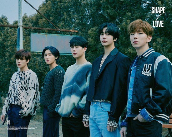 The group Monsta X (MONSTA X) has released all of its concept photos.Monsta X released the Everything version concept photo of its eleventh mini album SHAPE of LOVE (Shape City of London Love) through official SNS on the afternoon of the 23rd.In the photo, Monsta X has styled and relaxed charm with individual casual.In addition, while bringing memories to the background of emotional railway tracks, they showed their excitement ahead of the trip and made them smile together.The clunkiness has doubled even more in the group photo of Monsta X.The warm eyes and soft smiles have a love for the fans, and the back of the shoulder is a hard teamwork and a love for Monsta X itself.In particular, the train station, which contains the meaning of the departure and destination, expressed the time that Monbebe has been with and the time to be together in the future through the background.As a result, the LOVE concept photo of various forms from Love, Originality, Vibe, Everything is completed, and expectations for the new SHAPE of LOVE are getting higher.SHAPE of LOVE is an album that expresses various love such as music of myself and Monsta X and love for fans.The title song LOVE (Love) is a song that contains a message of love that I want to give everything to me without hiding my favorite feelings like a child. I can feel the love of Monsta X for fans.The message that Monsta X wants to convey is expressed without hesitation with the songs made by the members.In addition to producing the title song LOVE, Joo Heon, who worked on the song I Love You, and Hyung Won and IM, respectively, Burning Up (Feat).He participated in the writing, composition and arrangement of R3HAB) (burning up) and AND (and) to enhance the completeness of the album.In addition, Wildfire is composed by three people together, and the brother-in-law also puts his name on the arrangement, making him expect the musical teamwork of Monsta X.Meanwhile, Monsta Xs new mini album SHAPE of LOVE will be released on various online music sites at 6 pm on the 26th.Photo: Starship Entertainment