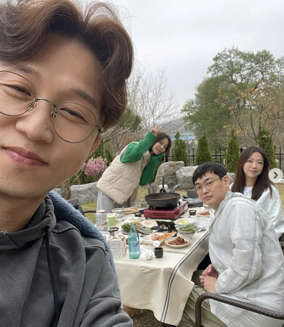 Park Sung-Kwang invited Young Jin Park Kim and his wife to their home.Park Sung-Kwang posted a picture on his instagram on the 25th, saying, I have met a young Gahyeon couple who did not meet because of the pleasant memory corona.Is it too exciting in Madang for a long time? Next time, the Onami couple? The weather is good. Lets be happy about that day.Park Sung-Kwang spent the weekend leisurely with his wife Isol and Young Jin Park Kim Gahyeon.The comedians Park Sung-Kwang and Young Jin Park each took their wives and created a cheerful atmosphere with a warm couple.Meanwhile, Isoli married Park Sung-Kwang in August last year; the two appeared on SBS Sangsangmong Season 2 - You Are My Destiny.Isol, who is currently communicating through SNS, said that he is 158cm tall and maintains 45.8kg of fasting weight.Recently, Isol has left the pharmaceutical company that has been working for 10 years and has announced the plan for the second generation.Isol, who recently announced that he is planning a second-year-old between Park Sung-Kwang, is taking care of his nutritional supplements and managing his body.