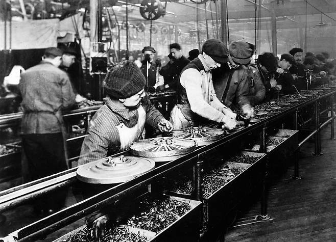 미국의 자동차왕 헨리 포드는 20세기 초에 컨베이어 벨트 시스템을 도입해 자동차를 소품종 대량생산할 수 있는 길을 열었다. 사진은 1913년 포드 자동차 공장에서 직원들이 작업하고 있는 모습./위키피디아