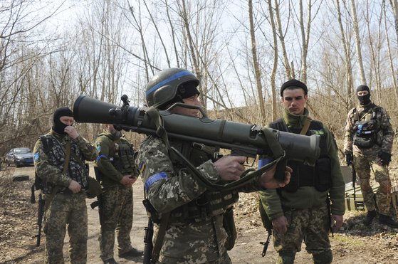 우크라이나 군인들이 지난 7일 하르키우 지역에서 서방이 제공한 대전차무기 칼 구스타프 M4로 훈련하고 있다. AP=연합뉴스