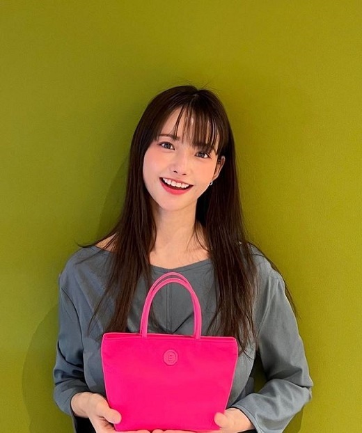 Actor Ha Yeon-soo (real name Yoo Yeon-su and 32) announced the recent news.Ha Yeon-soo posted several photos on her Instagram page on Saturday.In the photo, Ha Yeon-soo sits in a long ankle-length costume with a pink bag and socks; in another photo, she gazes at the front and gives a lovely smile.Meanwhile, Ha Yeon-soo appeared on MBCs Radio Star last year.