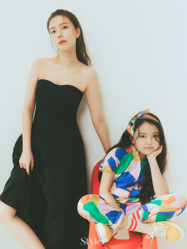 Watashi, Teiji de Kaerimasua showed off her lovely visuals with daughter Seo Woo.On April 25, Watashi, Teiji de Kaerimasuas management division released photos of Actor Watashi and Teiji de Kaerimasua, which featured the cover of the May issue of the lifestyle magazine Styler Housewife Life.Watashi and Teiji de Kaerimasua in the public picture are admiring the girlish figure with various concepts from youthfulness to chicness.In the accompanying picture with her daughter Seo Woo, she is making a lovely harmony together and emits the warmth of the mother and daughter.