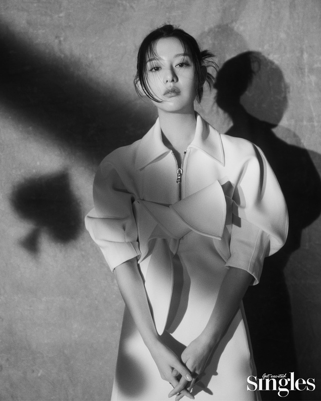 Kim Ji-won emanated a mysterious charm.On April 25, Salt Entertainment, a subsidiary company, released several photos of the May issue of actor Kim Ji-won with Lifestyle Magazine Singles.In the open photo, Kim Ji-won captures the attention by radiating an intense aura in a dreamy atmosphere created by bright light and heavy shadow.In particular, he naturally produced the image of Ami in the drama, which goes between intensity and calm with deep, mysterious eyes and elegant and restrained poses, and admired the staff on the spot.In an interview with the photo shoot, Kim Ji-won said, A person with a secret garden blooms his own flowers, about My Liberation Diary in My Liberation Diary.I love this word, but its not always easy to do that.However, Mijung was so attractive because he seemed to be able to make his own flower bed. Kim Ji-won looked back at the last filmography and said, Why did this person make such a choice when he was working on his work? What did I do?When I look back, Im one step ahead of myself anyway, he said. Im frustrated and Im encouraged.When I do my work, the amplitude of my life moves the most up and down, but I feel its time to move forward.