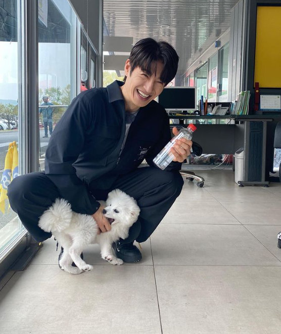 Singer Son Hoyoung has released a dang-dang-mi (a dog-like charm) with a puppy.Son Hoyoung posted a picture on his instagram on the 25th, saying, Do you feel how youthful it is when you look at the picture? It is cute.The photo shows Son Hoyoung playing with a puppy and enjoying himself - a happy expression with his hand bitten.On the other hand, Son Hoyoung is meeting with the audience with the musical Too! Misunderstood Young. The musical Too! based on the TVN drama broadcast in 2016.Misunderstood Young is a work that depicts romance that started in Misunderstood of the city, which thought that two women of the same name, Misunderstood Young, were the same person.Son Hoyoung plays the male protagonist and poly artist Park Do-kyung, who makes sound at the center of the triangular love line.The performance will be held at the Scon 1 Hall of the Performing Arts Center, Seogyeong University, Seoul until May 29th.