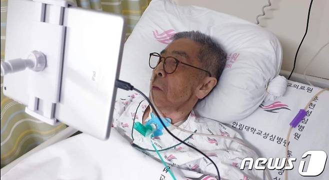 소설가 이외수씨가 뇌출혈 투병 중 폐렴으로 25일 오후 8시께 향년 76세의 나이로 별세했다. 사진은 한림대 춘천성심병원에서 투병중이던 고인의 모습.  (이외수 페이스북) 2022.4.25/뉴스1