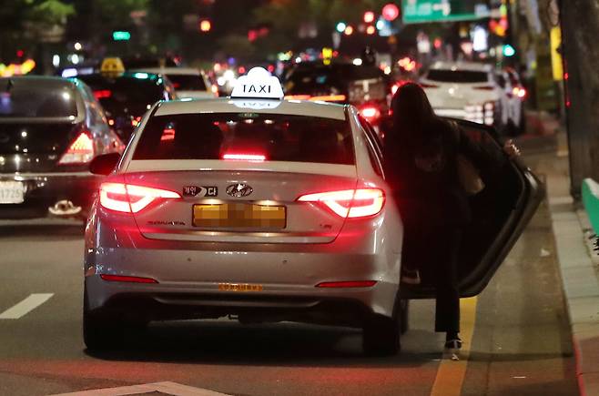 서울시가 택시 요금 심야할증 시간대를 밤 12시에서 10시로 2시간 앞당기는 방안을 검토하고 있다./뉴스1