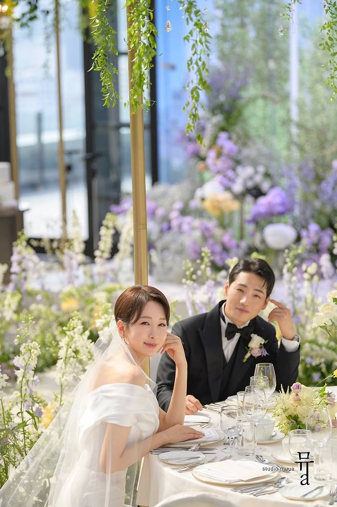 Singer Park Gun and Han Youngs wedding ceremony was released.Happy Merid Company released a wedding photo on the 26th, saying, Park Gun and Han Young have become lifelong companions by wedding ceremony in Seoul this afternoon.Park Gun and Han Young in the public picture are a pair of beautiful grooms and brides.Park Gun showed off her dainty charm with a black tuxedo and Han Young showed off her angelic figure in a white wedding dress.iMBC Photos Offering Happy Merid