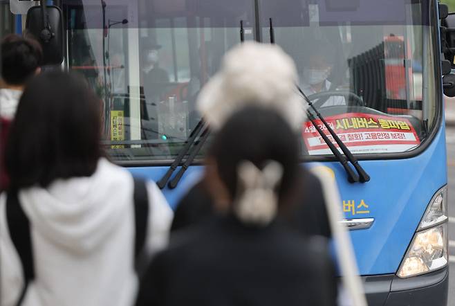 서울 광화문역 인근을 지나는 한 시내버스 창문에 25일 시내버스 총파업을 예고하는 팻말이 걸려 있다. 연합뉴스
