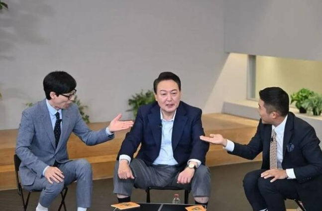 tvN '유 퀴즈 온 더 블럭'에 출연한 윤석열 대통령 당선인(가운데)과 '유퀴즈' 진행자 유재석(왼쪽),  조세호(오른쪽) / 사진=윤석열 SNS