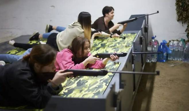 우크라이나 서남부 이바노프란키우스크의 가장 큰 학교인 릿시20 지하실에서는 여성들이 나란히 누워 소총을 들고 사격연습을 하고 있다.가디언 캡처