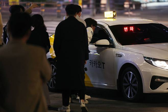 지난 19일 새벽 서울 강남역 인근에서 시민들이 빈 택시를 향해 모여들고 있다. ⓒ연합뉴스