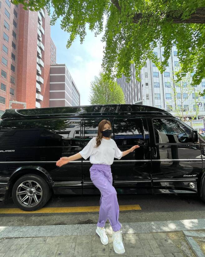 Trot Queen Song Ga-in has shared her adorable recent situation.Song Gain posted a picture on his 26th day with his article I was excited because I liked the day.In the photo, Song Ga-in Poses in front of the car and takes a picture. Song Ga-in completed a hip-sleeved fashion by matching short-sleeved T-shirts and purple pants.The lovely atmosphere of Song Gain and the pleasant Pose brought out the smile of the viewers.On the other hand, Song Ga-in is releasing his third full-length album, Sonata ().Photo: Song Ga-in Instagram