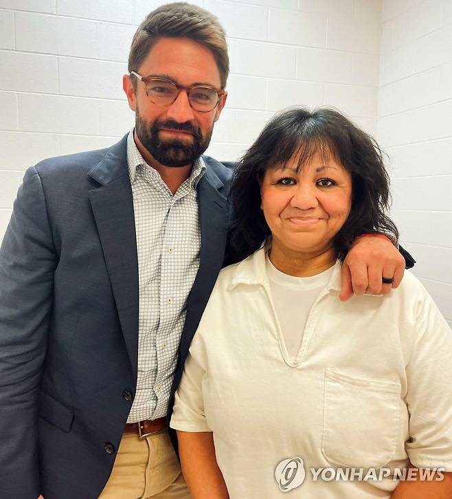 멜리사 루시오 (AP=연합뉴스) 텍사스 항소법원에서 사형이 전격 연기된 멜리사 루시오(오른쪽)의 모습. 이달 6일 텍사스주 공화당 하원의원 제프 리치와 포즈를 취하고 있다. 재판매 및 DB금지.