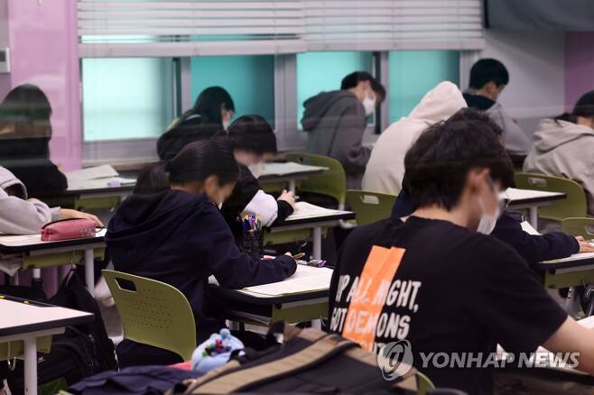 2022년 고교 3학년 전국연합학력평가를 보고 있는 학생들 [연합뉴스 자료사진]