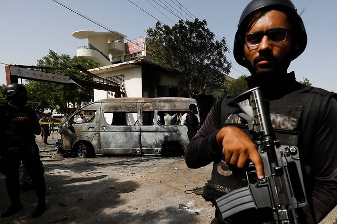 26일 파키스탄 카리치대학의 공자학원 차량이 폭탄 테러 공격을 받았다. 영국 BBC방송 등 외신은 파키스탄 분리주의 단체인 발루치스탄해방군(BLA)의 공격이라고 보도했다./로이터 뉴스1