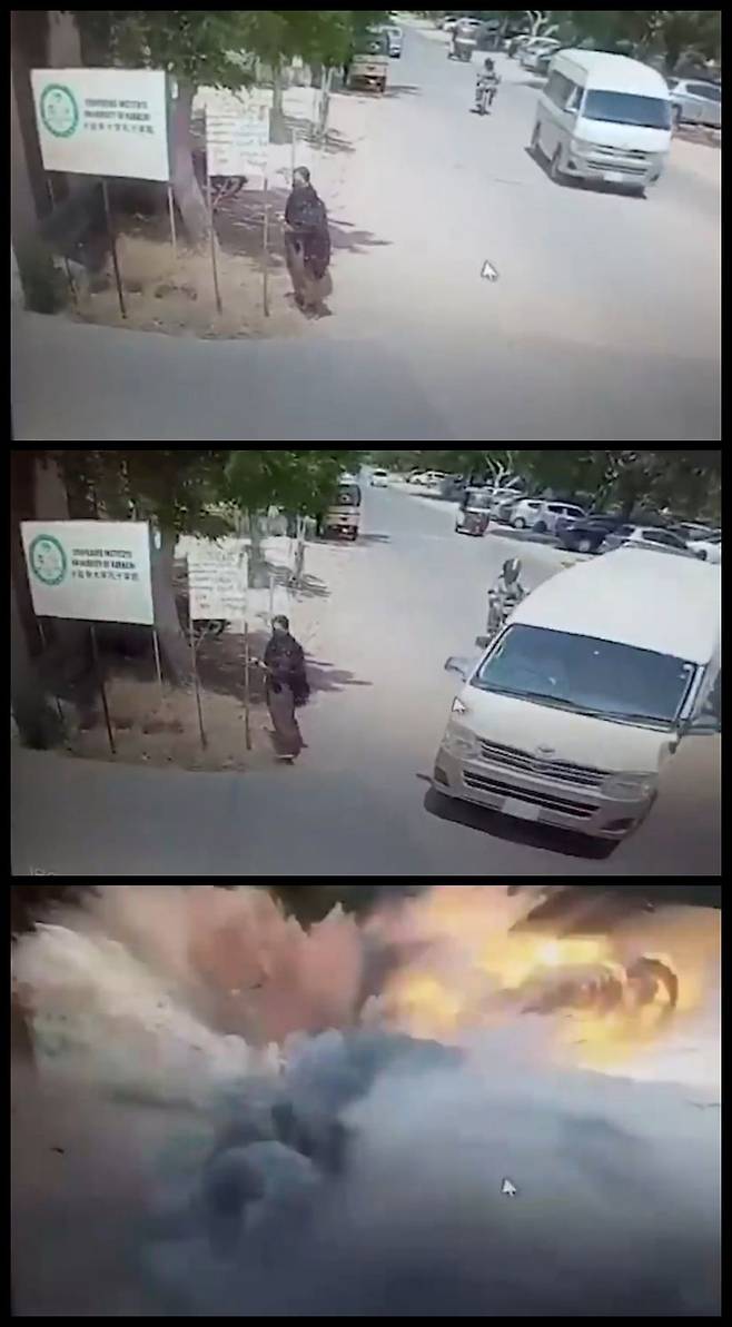 파키스탄 언론이 공개한 26일 중국의 공자학원 부근 자폭 테러 현장 CCTV.  한 여성이 카라치대학교 공자학원 입간판 옆에서 공자학원 차량을 기다리다가 차량이 들어오는 순간 바로 접근하면서 폭발이 일어났다./CCTV