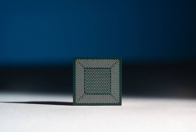 인텔 뉴로모픽 칩 로이히2에 사용하는 FC-BGA 기판. /인텔 제공